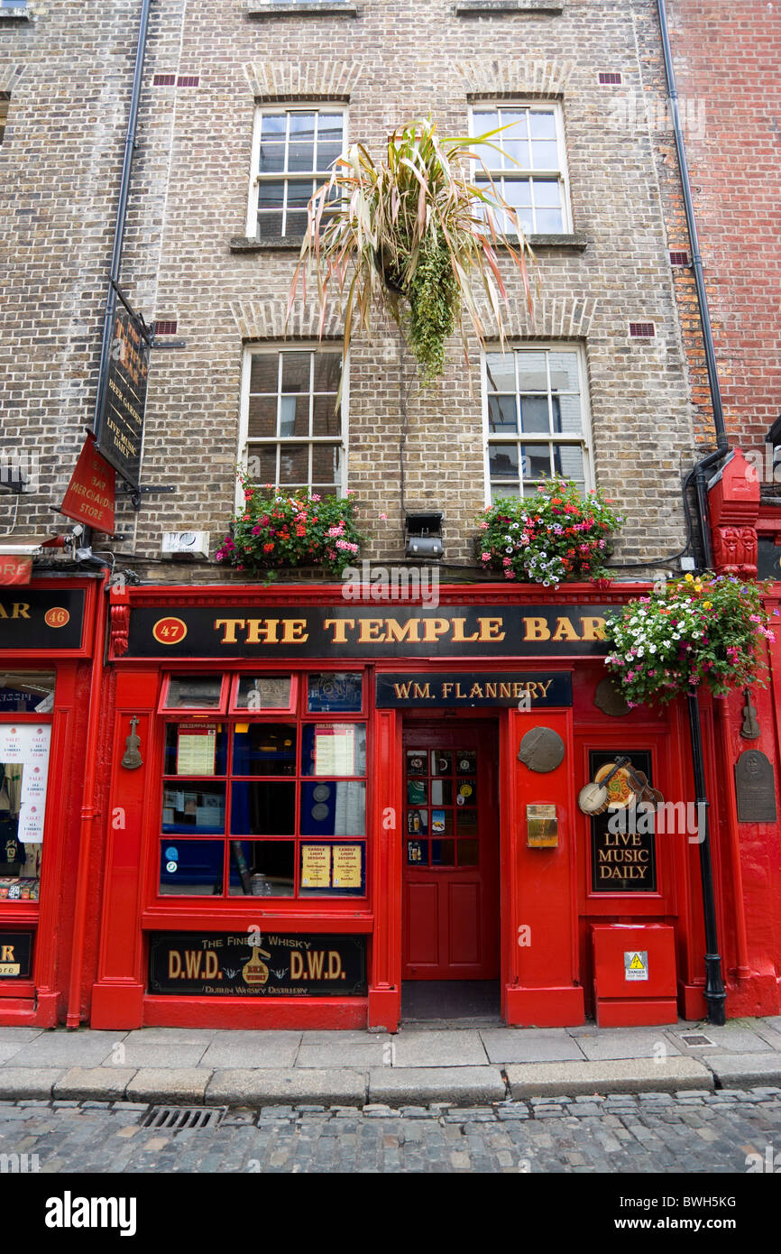 L'Irlanda, nella contea di Dublino, Dublino, Temple Bar Irlandese Tradizionale casa pubblica con la strada di ciottoli. Foto Stock