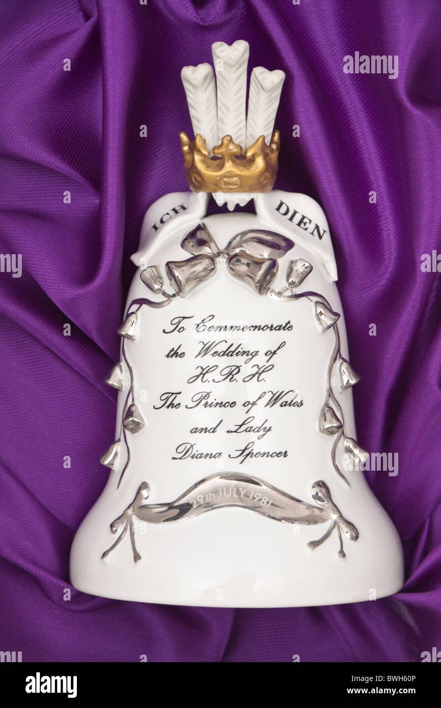 Campana di porcellana per commemorare il matrimonio di S.A.R. Il Principe di Galles e Lady Diana Spencer Foto Stock