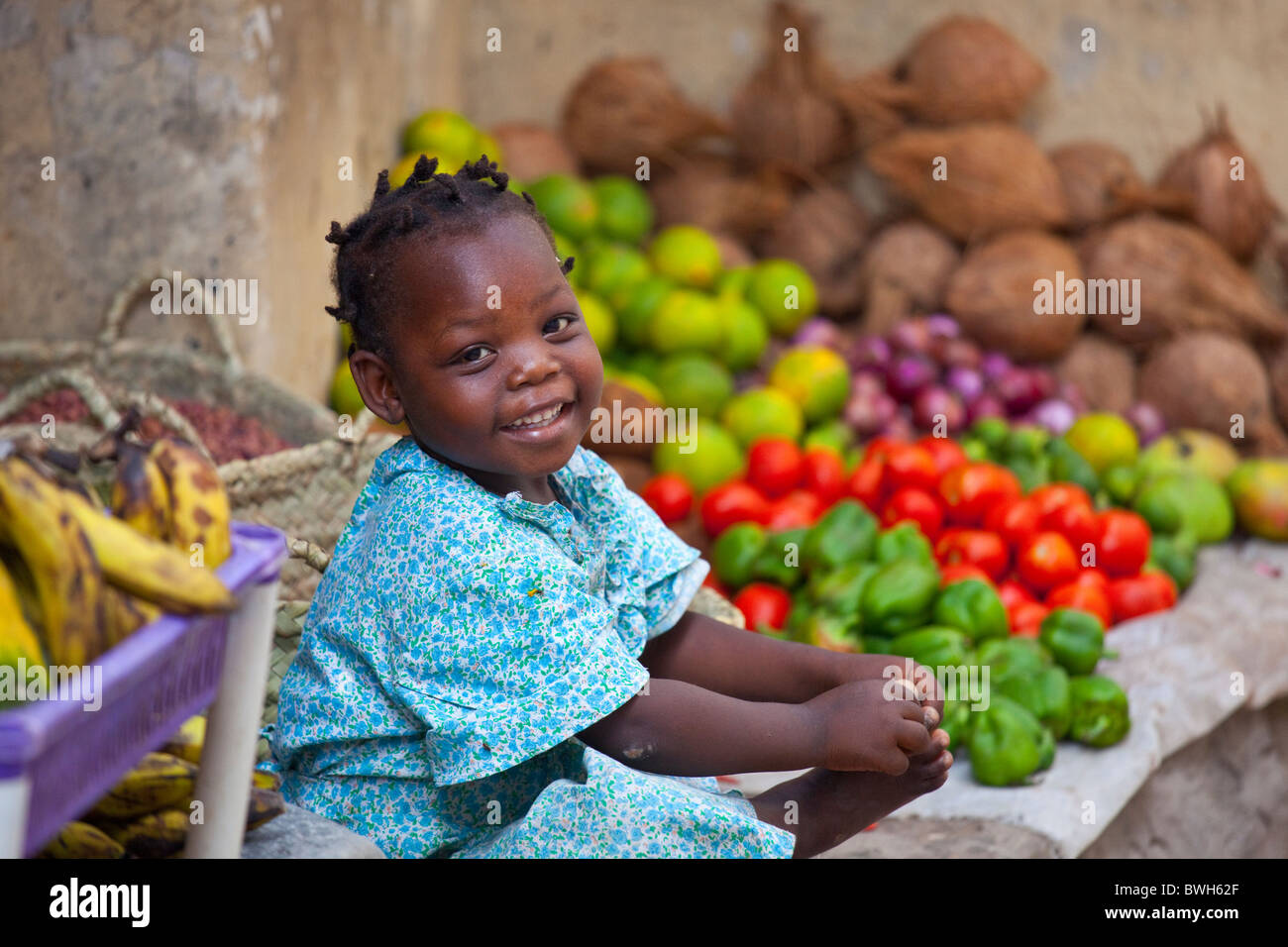 Bambina a frutta e verdura stand sull isola di Lamu, Kenya Foto Stock