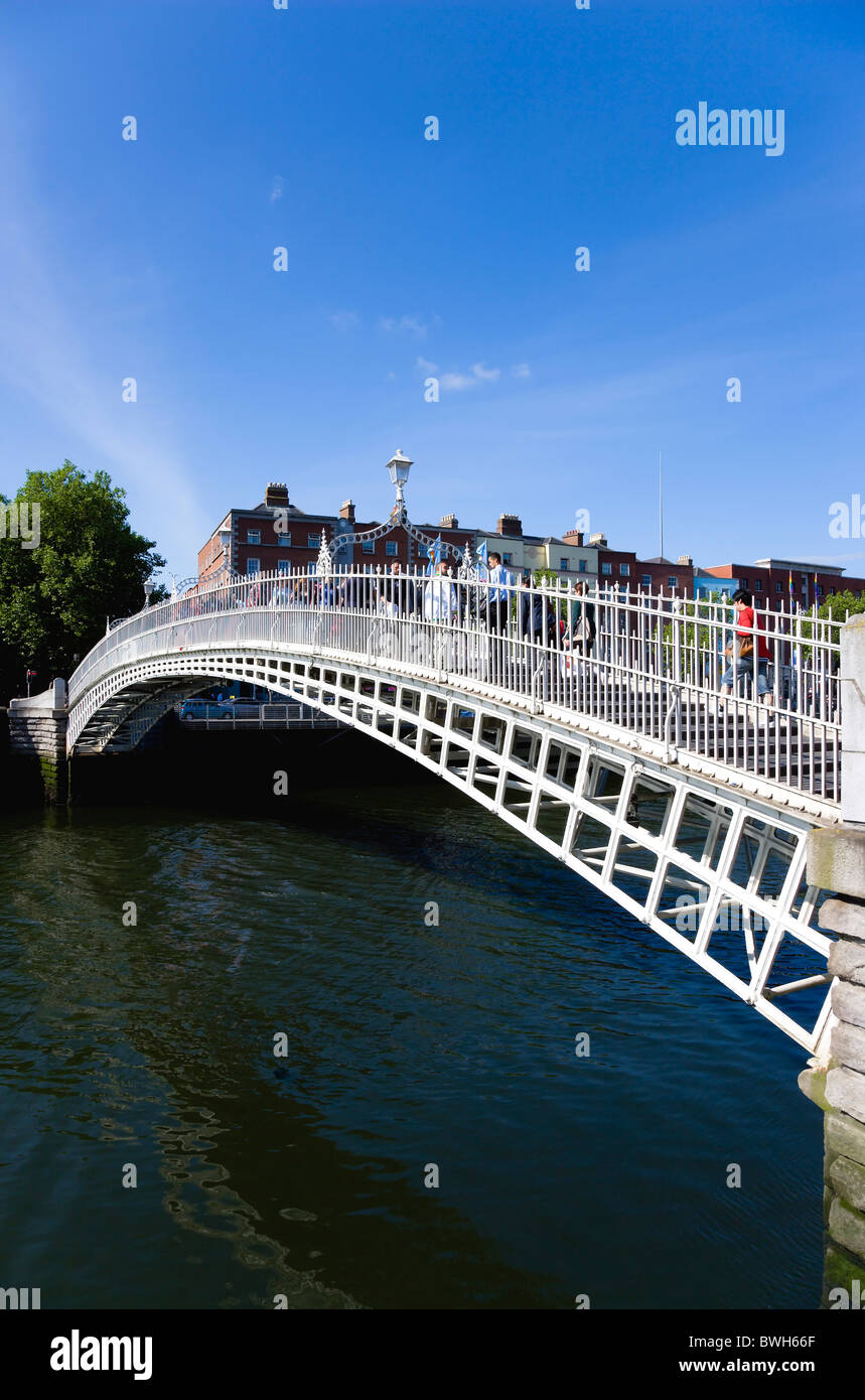 L'Irlanda, nella contea di Dublino, Dublino 1816 ghisa Ha'penny o mezzo penny Bridge attraverso il fiume Liffey. Foto Stock