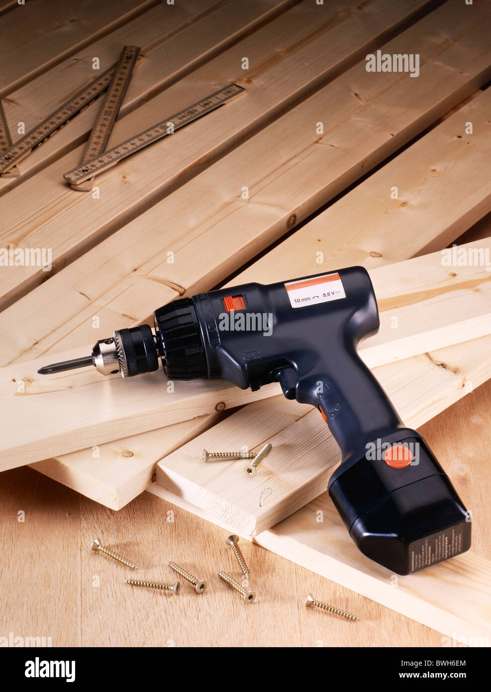 Giraviti e tavole di legno al bullone insieme Foto Stock