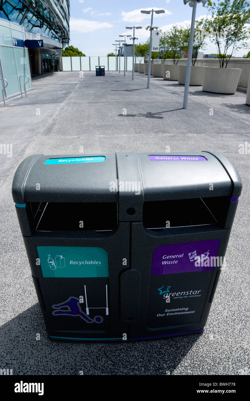 L'Irlanda, nella contea di Dublino, Dublino, Ballsbridge, Lansdowne Road, Aviva Stadium il riciclaggio dei contenitori per i rifiuti all'esterno dell'edificio. Foto Stock