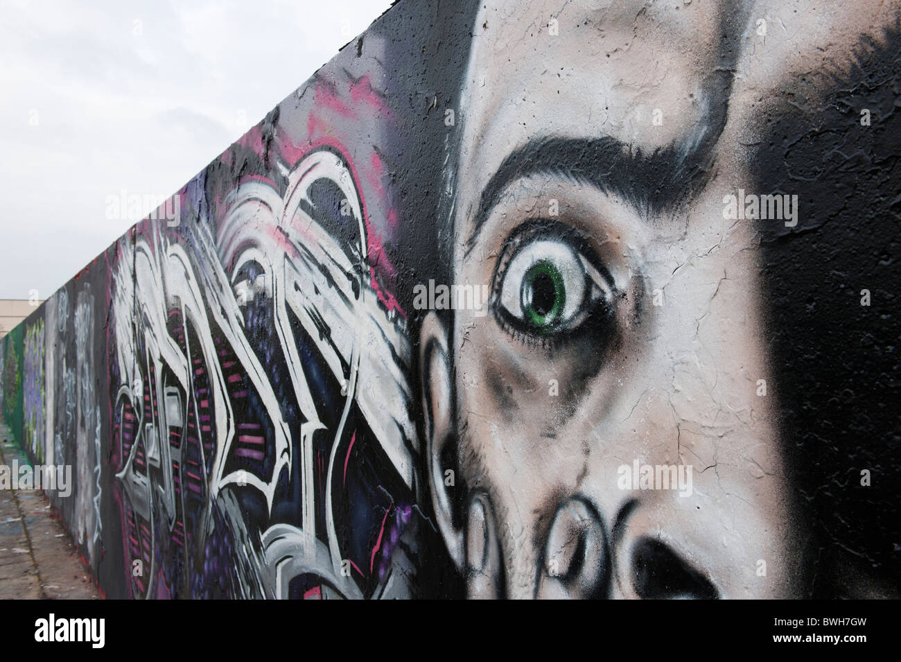 Muro di graffiti con occhio Foto Stock