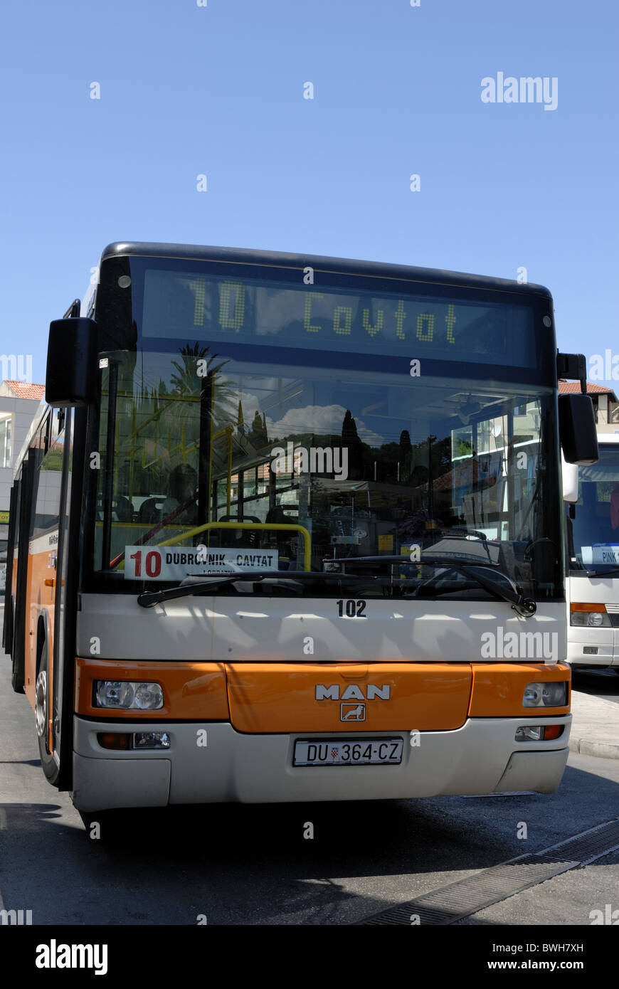 Il numero di bus 10 viene eseguito ogni ora per Cavtat stazione degli autobus da Dubrovnik la stazione degli autobus. Viaggio in autobus dura circa 45 minuti e le viste Foto Stock