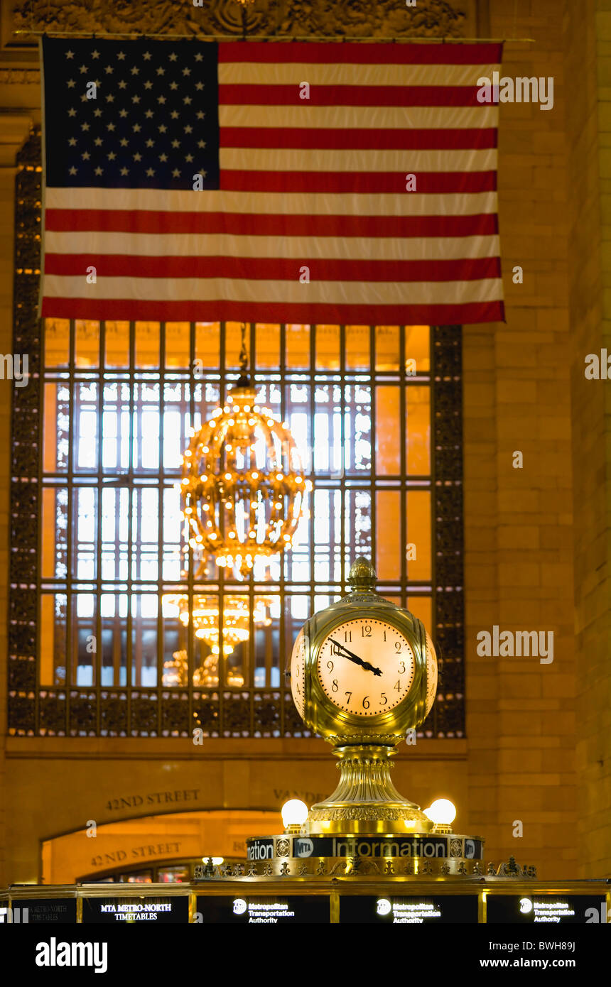 Stati Uniti New York New York Manhattan Grand Central Terminal stazione ferroviaria con orologio sopra Informazioni di viaggio stand nell atrio principale Foto Stock