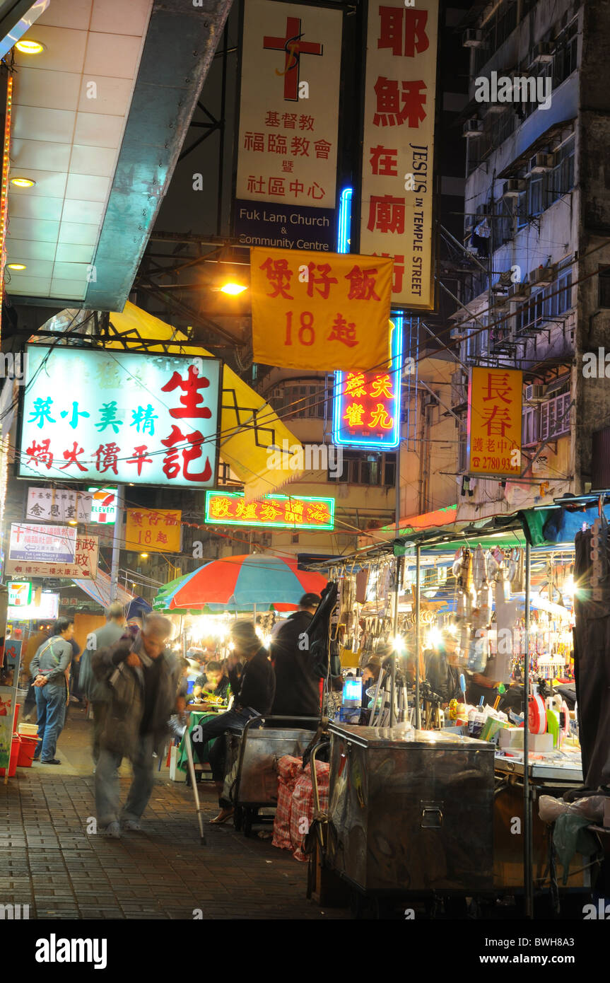 Un affollato mercato di Hong Kong di notte Foto Stock