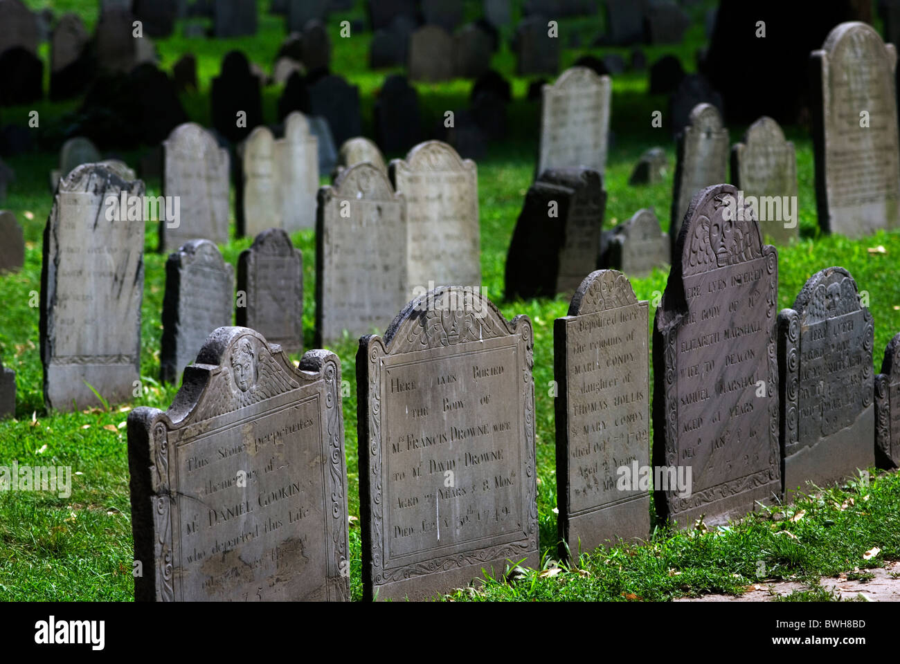 Gli oggetti contrassegnati per la rimozione definitiva del granaio di seppellimento di massa. Boston, MA Foto Stock