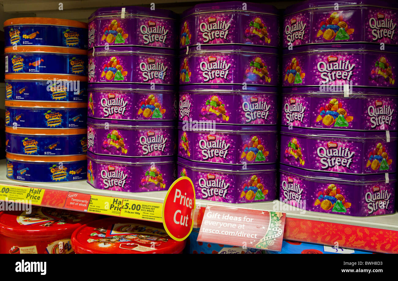 Scatole di dolci di natale in un supermercato Foto Stock