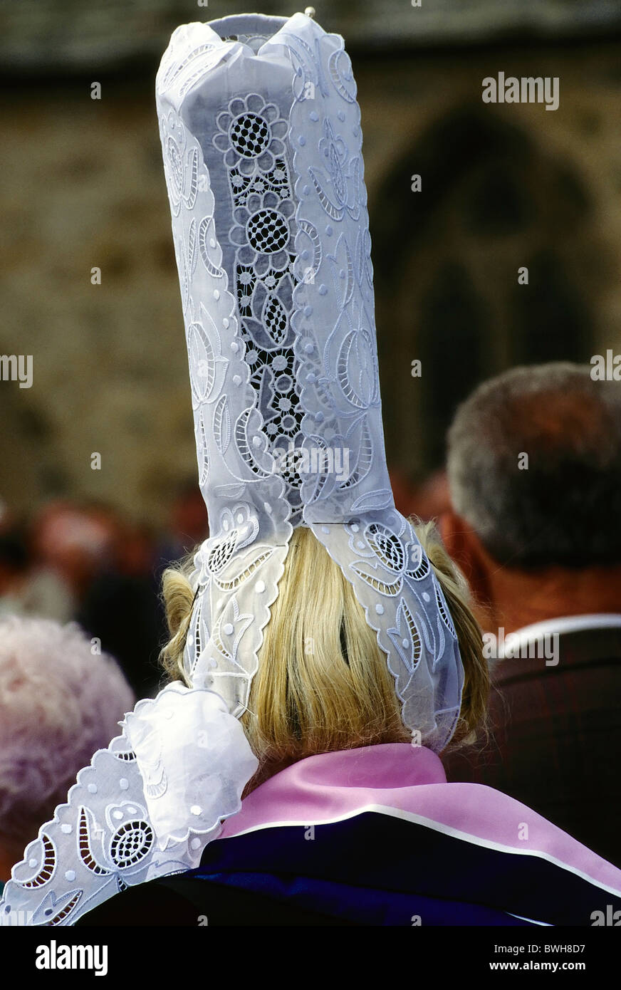 Le donne con elevate cofano, Breton costume tradizionale del Pays Bigouden, Finistère Bretagna, Francia, Europa Foto Stock