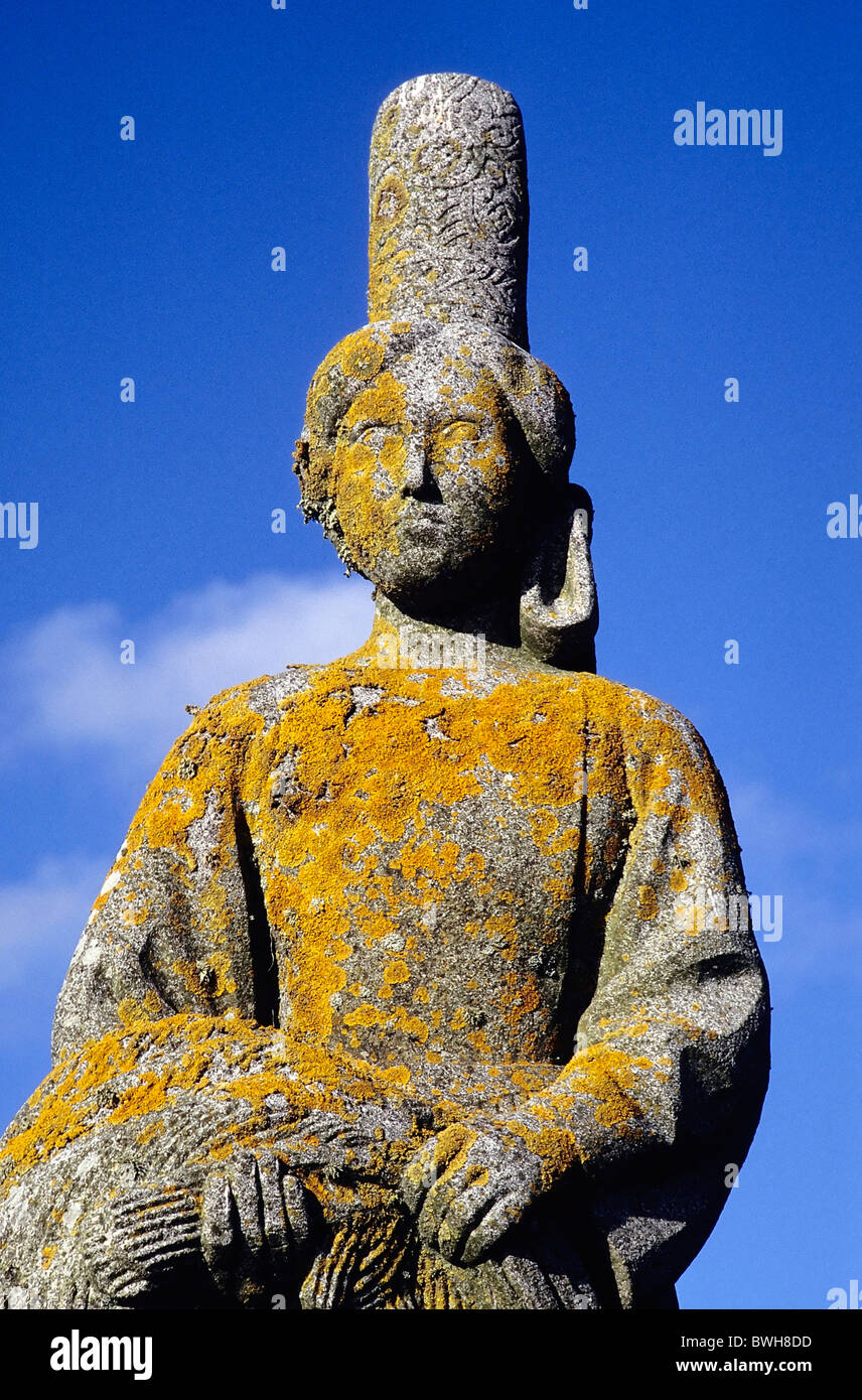 La scultura in pietra di una donna con un alto cofano, costume tradizionale del Pays Bigouden, Finistère Bretagna, Francia, Europa Foto Stock