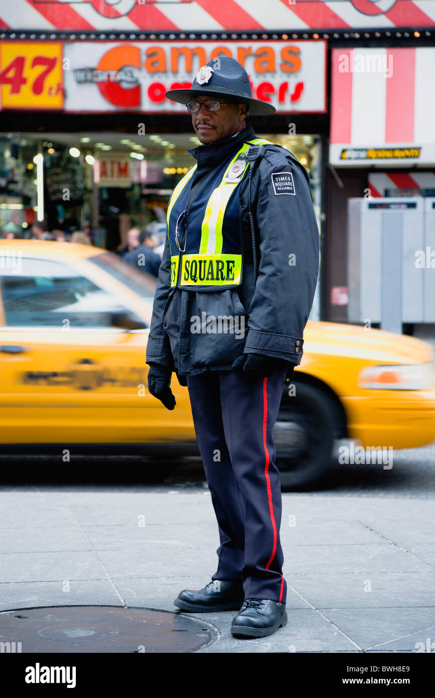 Stati Uniti New York Manhattan NYC,Times Square di pubblica sicurezza ufficiale in uniforme di pattuglia nelle principali midtown destinazione turistica. Foto Stock