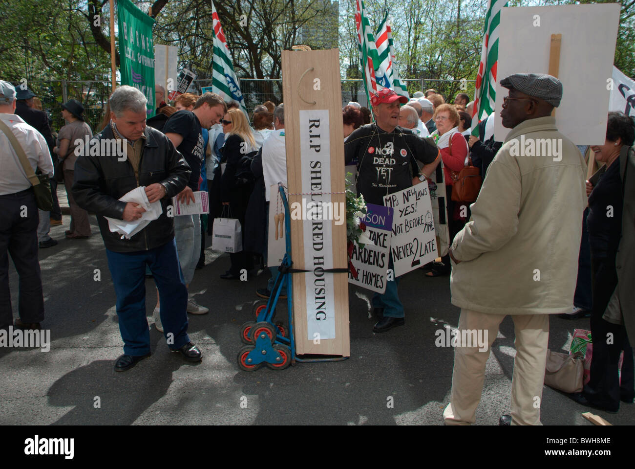 Protesta contro il finanziamento del British welfare state nella corsa fino all'annuncio di tagli di austerità NEL REGNO UNITO. Foto Stock