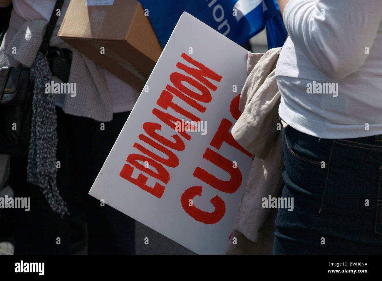 Protesta contro il finanziamento del British welfare state nella corsa fino all'annuncio di tagli di austerità NEL REGNO UNITO. Foto Stock
