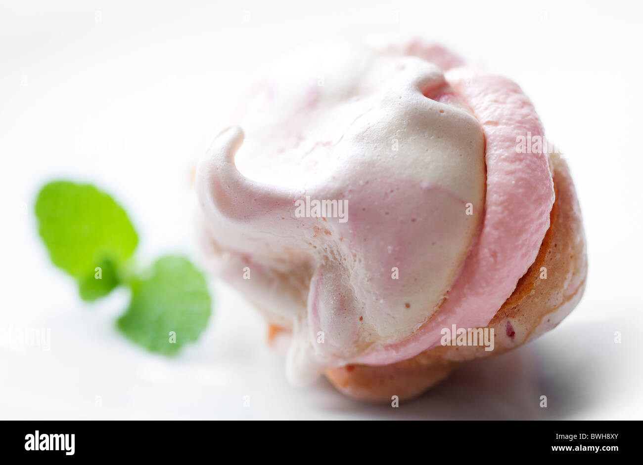Rosa meringa con crema di lamponi Foto Stock