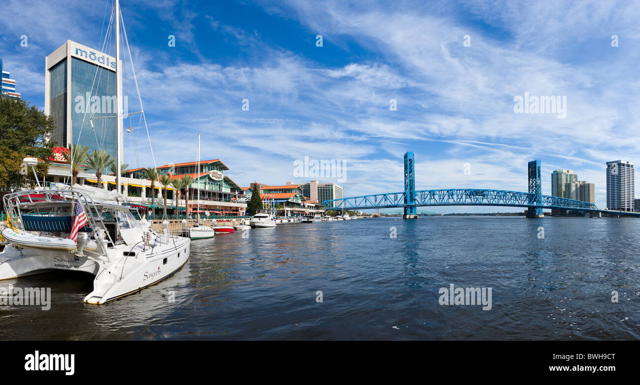 Il Jacksonville Landing e il Main Street Bridge (John T Alsop Jr ponte) sulla St Johns River, Jacksonville, Florida, Stati Uniti d'America Foto Stock
