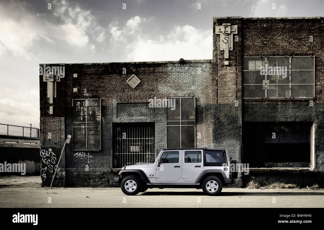 Trasporto Jeep profilo bellezza statica impostata in ambiente urbano durante la luce del giorno Foto Stock