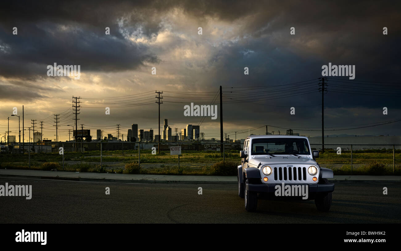 Jeep Wrangler impostato nel paesaggio urbano al tramonto. 7/8 anteriore statico colpo di bellezza Foto Stock