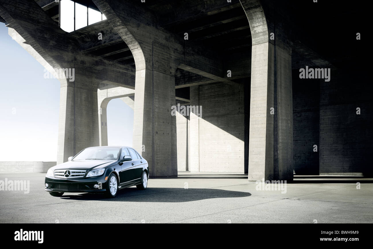 Automotive, Mercedes C300, anteriore 3/4 bellezza statico cemento sfondo strutturale Foto Stock