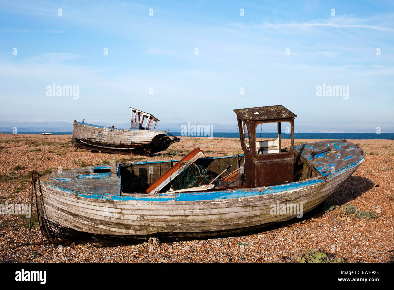 Dungeness clinker tradizionale costruito beach il lancio di barche abbandonate dai loro proprietari che hanno deciso di interrompere le attività di pesca. DAVID MANSELL Foto Stock