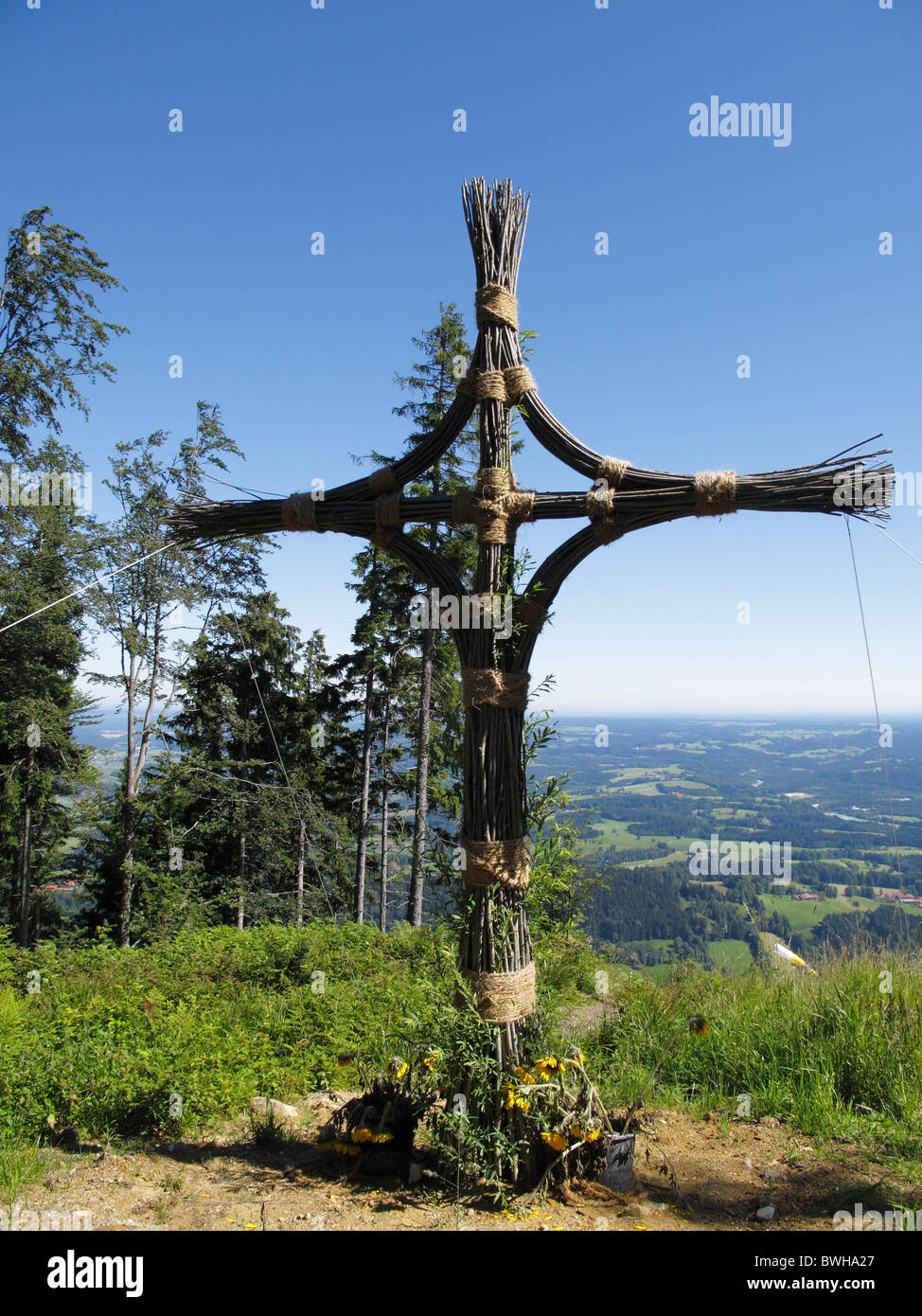 Crux Salix, vivere willow croce di Marianne Suessbauer e Sylvia Drudik, Kunstwanderweg Sinneswandel art trail su Mt. Blomberg Foto Stock