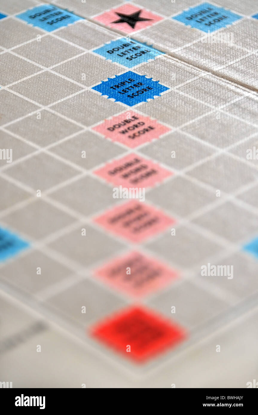 In prossimità di una sezione di una scheda di Scrabble e il suo colore codificato piazze di punteggio. Foto Stock