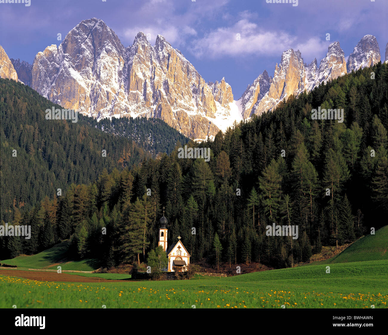 Johann Cappella con sfondo delle Dolomiti in Val di Funes, Alto Adige, Italia Foto Stock