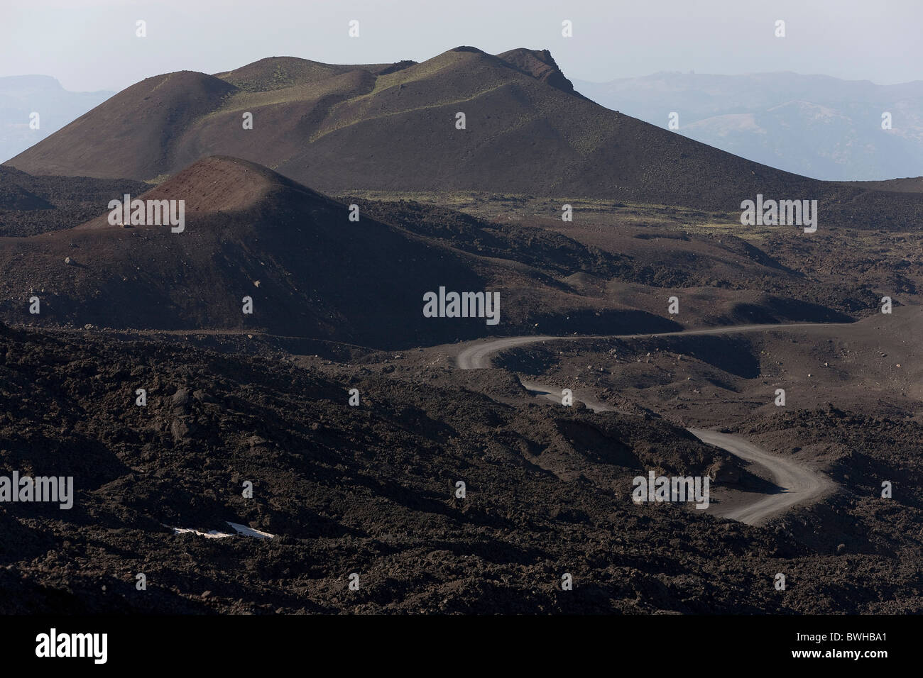 Vista nella Valle del Bove dalla sommità della caldera, sul lato settentrionale del monte Etna, Parco dell'Etna National Park, Sicilia, Italia Foto Stock