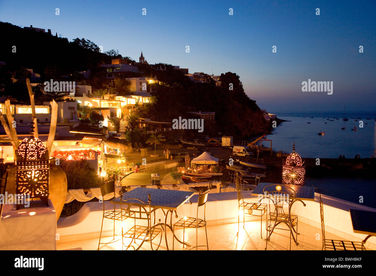 Passeggiata con i ristoranti e le caffetterie di notte, porto di Panarea, Isole Eolie, in Sicilia, Italia, Europa Foto Stock
