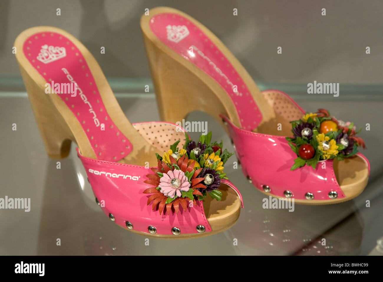 Boutique di moda "Fornarina', rosa scarpe estive 89Û, Palermo, provincia di  Palermo, Sicilia, Italia, Europa Foto stock - Alamy