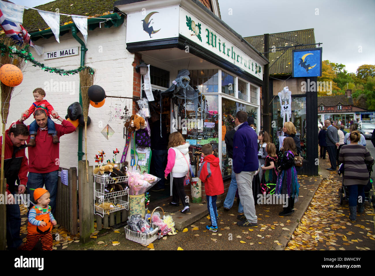 People shopping durante il periodo di Halloween a Burley Hampshire Inghilterra Nuova Foresta Foto Stock