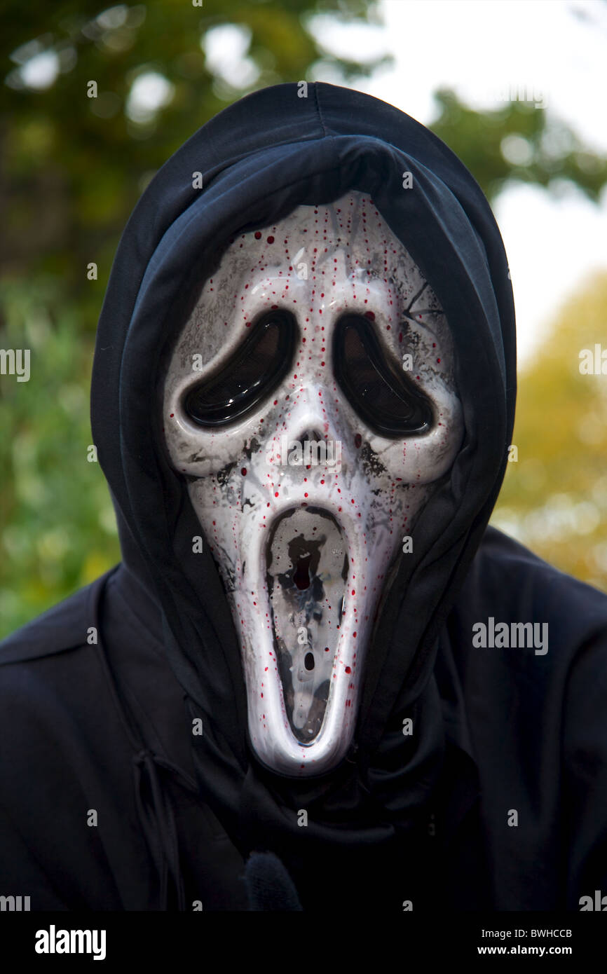 Ragazzo che indossa un inquietante Ghost maschera durante il festival di  Halloween a Burley nella nuova foresta Inghilterra Foto stock - Alamy