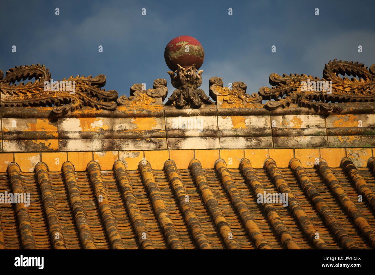 Dettagli tetto giallo in alto di un monastero hongkong Foto Stock