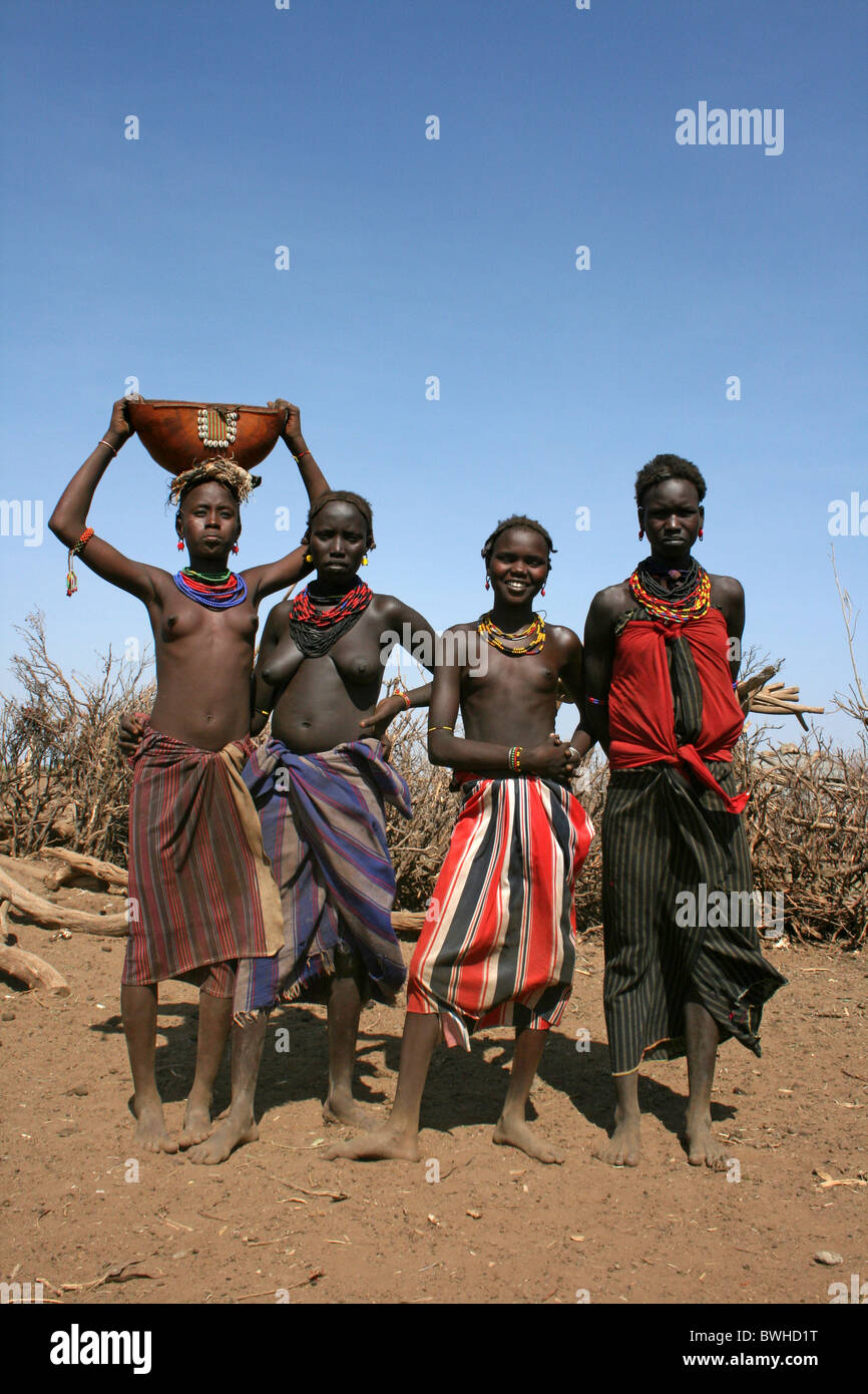 Dassanech Tribeswomen, Omorate, Valle dell'Omo, Etiopia Foto Stock