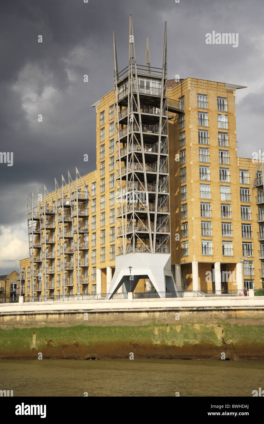 Moderni appartamenti Riverside accanto al fiume Tamigi a Londra REGNO UNITO Foto Stock