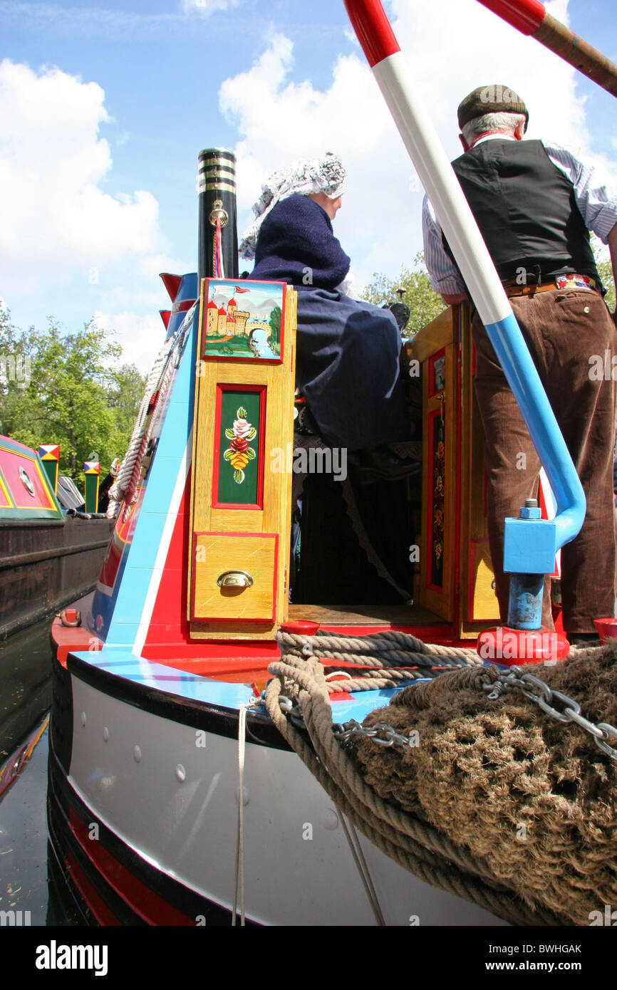 Narrowboat Hadar livrea Grand Union Carring Co.Ltd. dipinta in stile tradizionale con un paio in costume Foto Stock