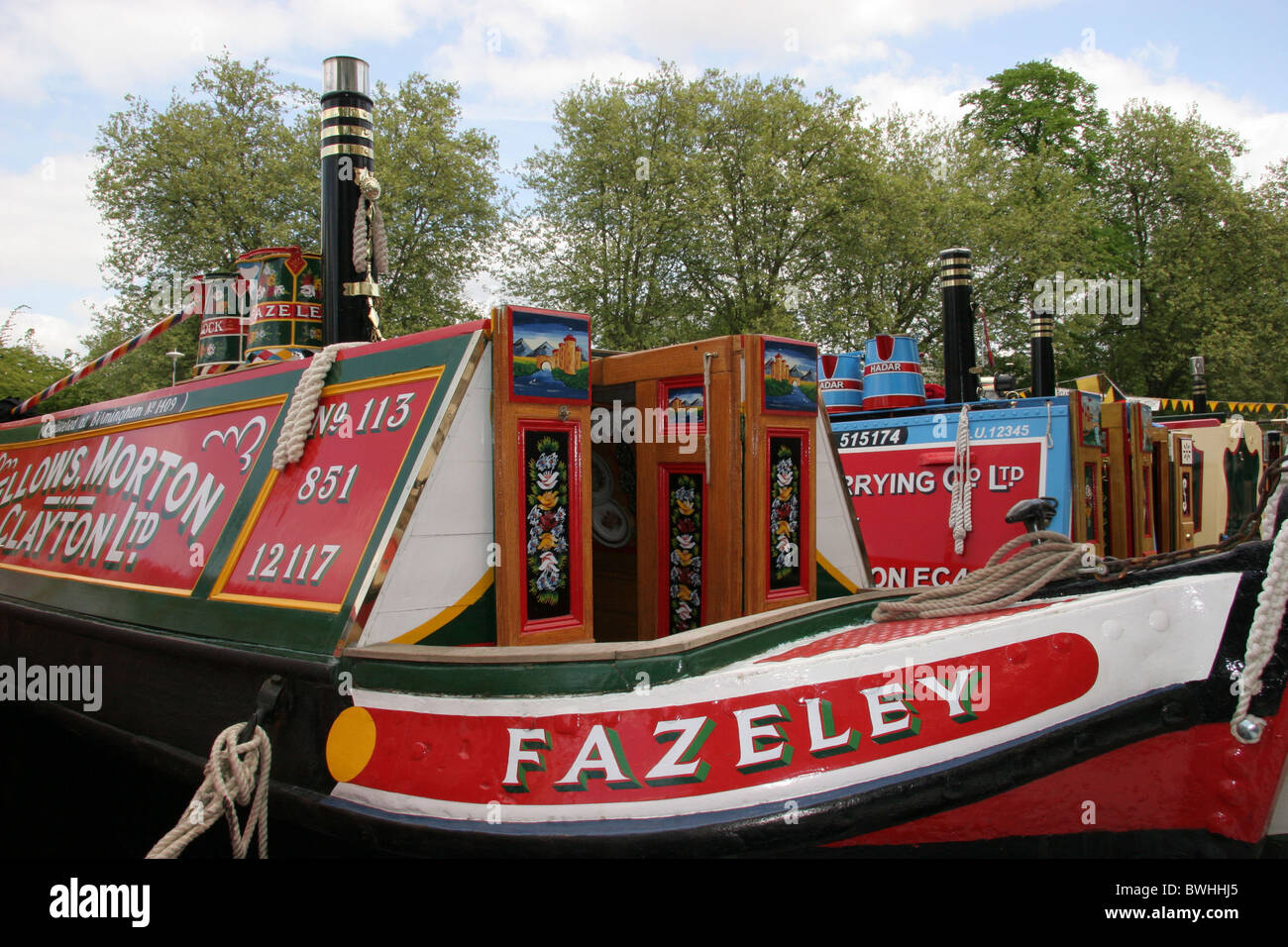 Due narrowboats Hadar livrea Grand Union Carring Co.Ltd. Fazeley livrea Fellows, Morton e Clayton dipinta in stile tradizionale Foto Stock