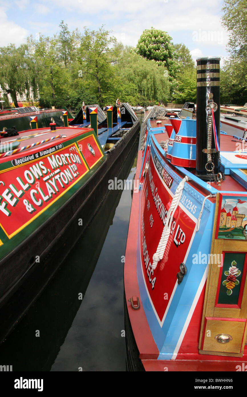 Due narrowboats Hadar livrea Grand Union Carring Co.Ltd. Fazeley livrea Fellows, Morton e Clayton dipinta in stile tradizionale Foto Stock