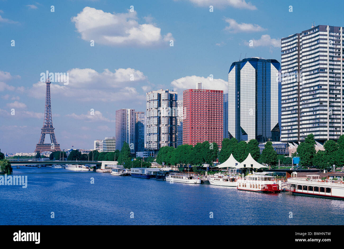 Francia Europa Parigi Senna barche Riva di blocchi di appartamenti edifici ad alta Torre Eiffel Foto Stock