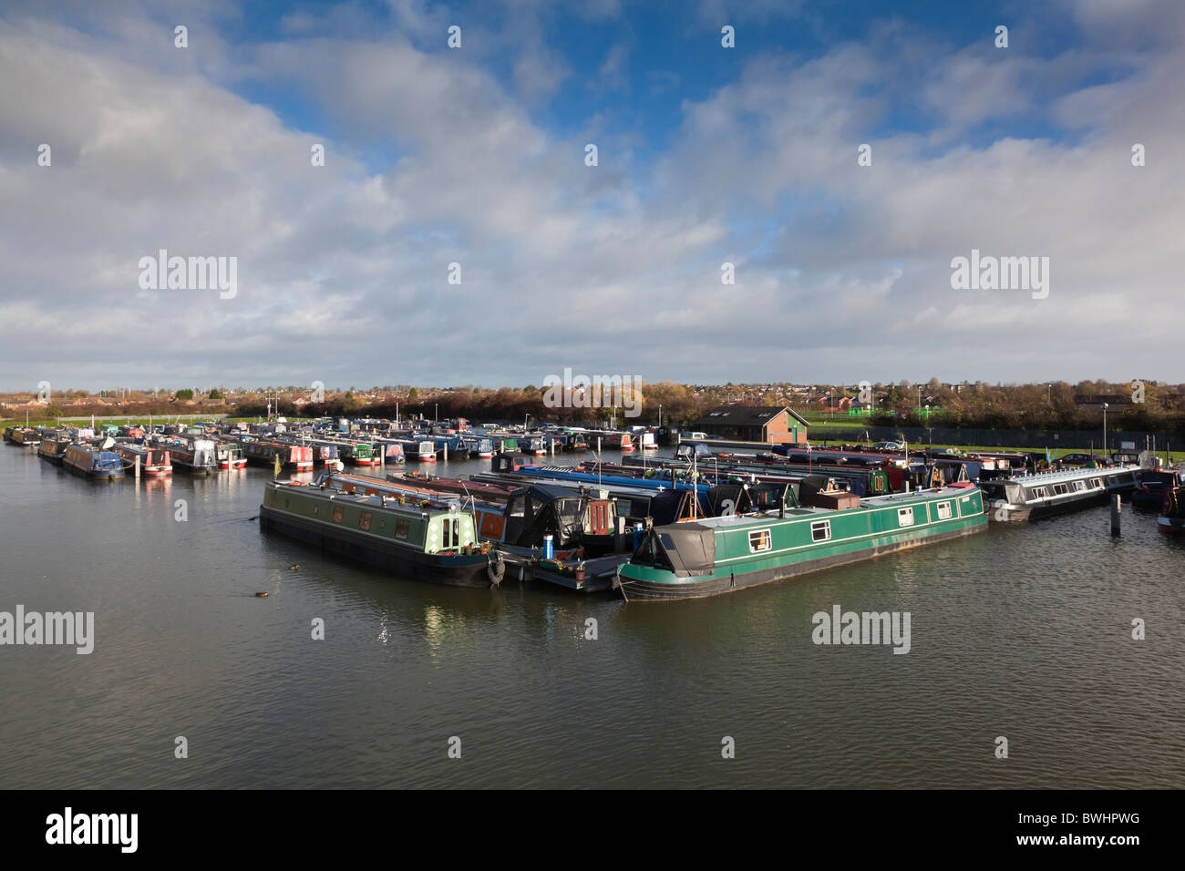 Marina sulla Ashby Canal a Hinckley, Leicestershire. Ormeggiate imbarcazioni strette folla il bacino Foto Stock