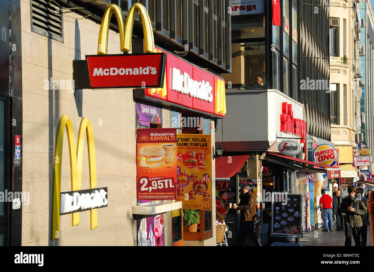 ISTANBUL, Turchia. Fast food e ristoranti di fronte Sirkeci stazione ferroviaria nel quartiere Eminonu. 2010. Foto Stock
