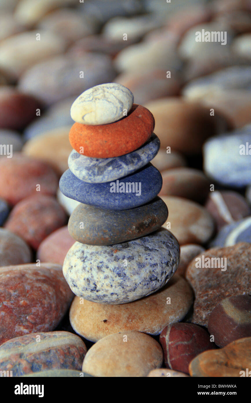 Pietre pietra simbolo simbolico pile impilate una grande quantità di massa stack stack costruire duro su ogni altro impilati a u Foto Stock