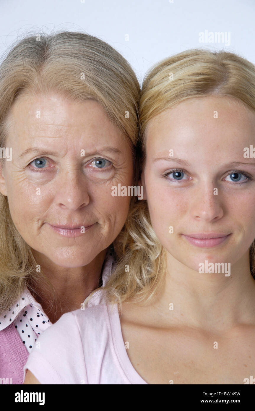 Due donne donna generazioni nonna nipote volto ritratto bionda studio all'interno della famiglia Foto Stock