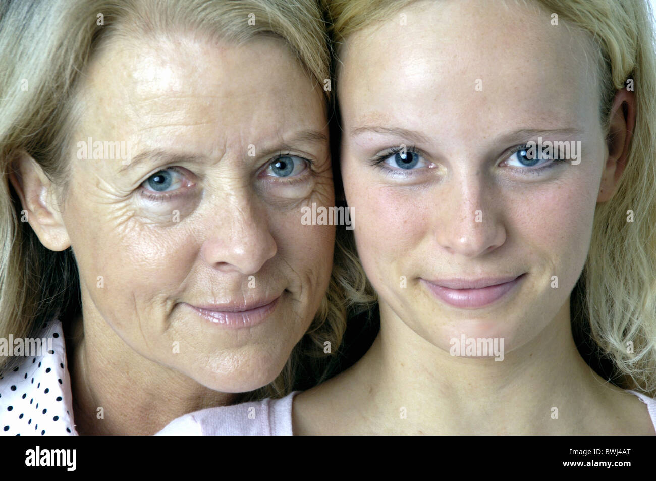Due donne donna generazioni nonna nipote volto ritratto bionda studio all'interno della famiglia Foto Stock