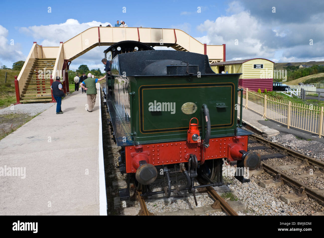 Acqua e offerta di carbone della città di Truro 3717 GWR Classe 3700 3440 il primo motore a vapore per raggiungere una velocità di oltre 100mph nel 1904 Foto Stock
