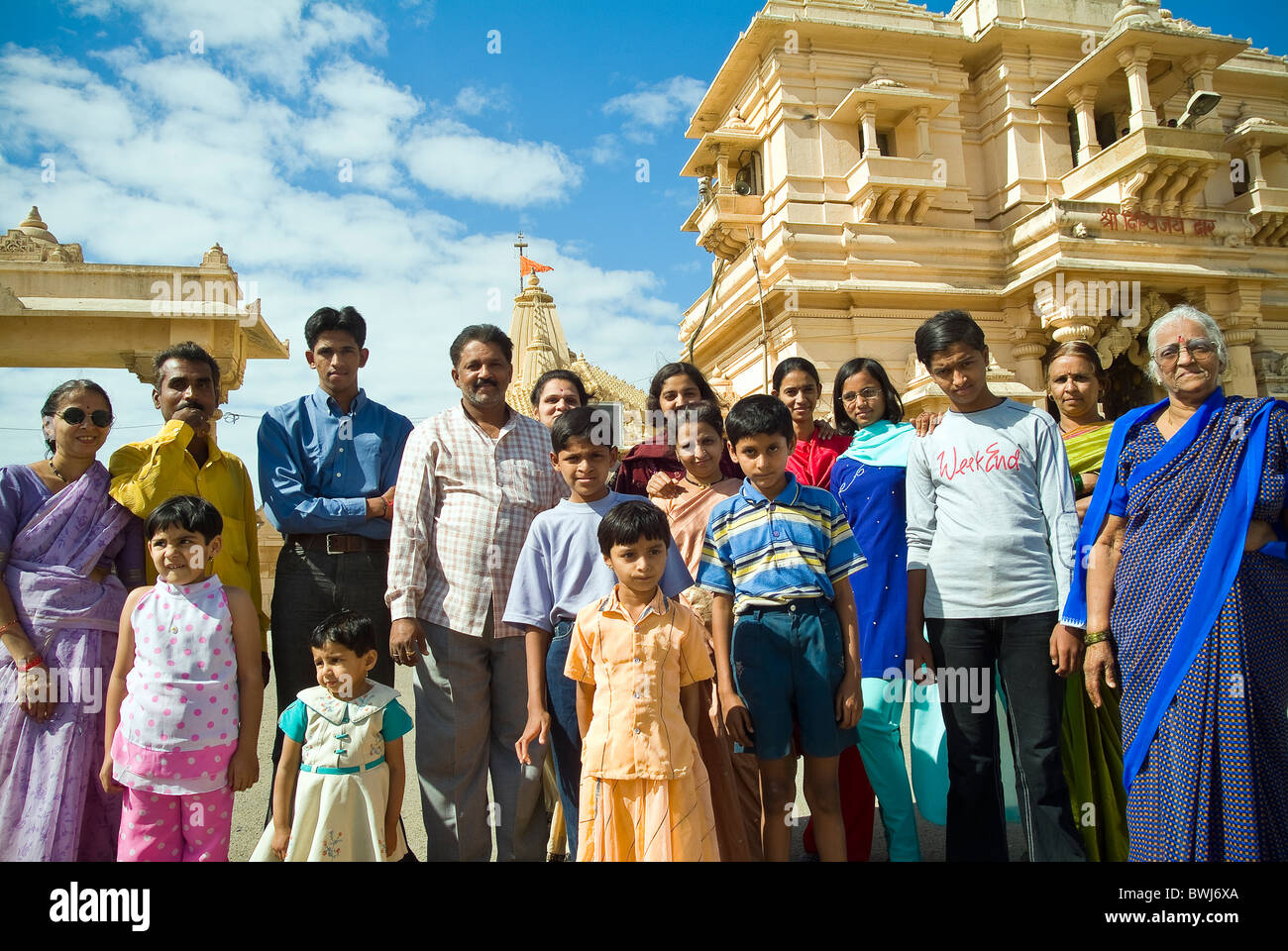 Estesa famiglia indiana in piedi nella parte anteriore del Somnath tempio indù in Gujarat, India Foto Stock