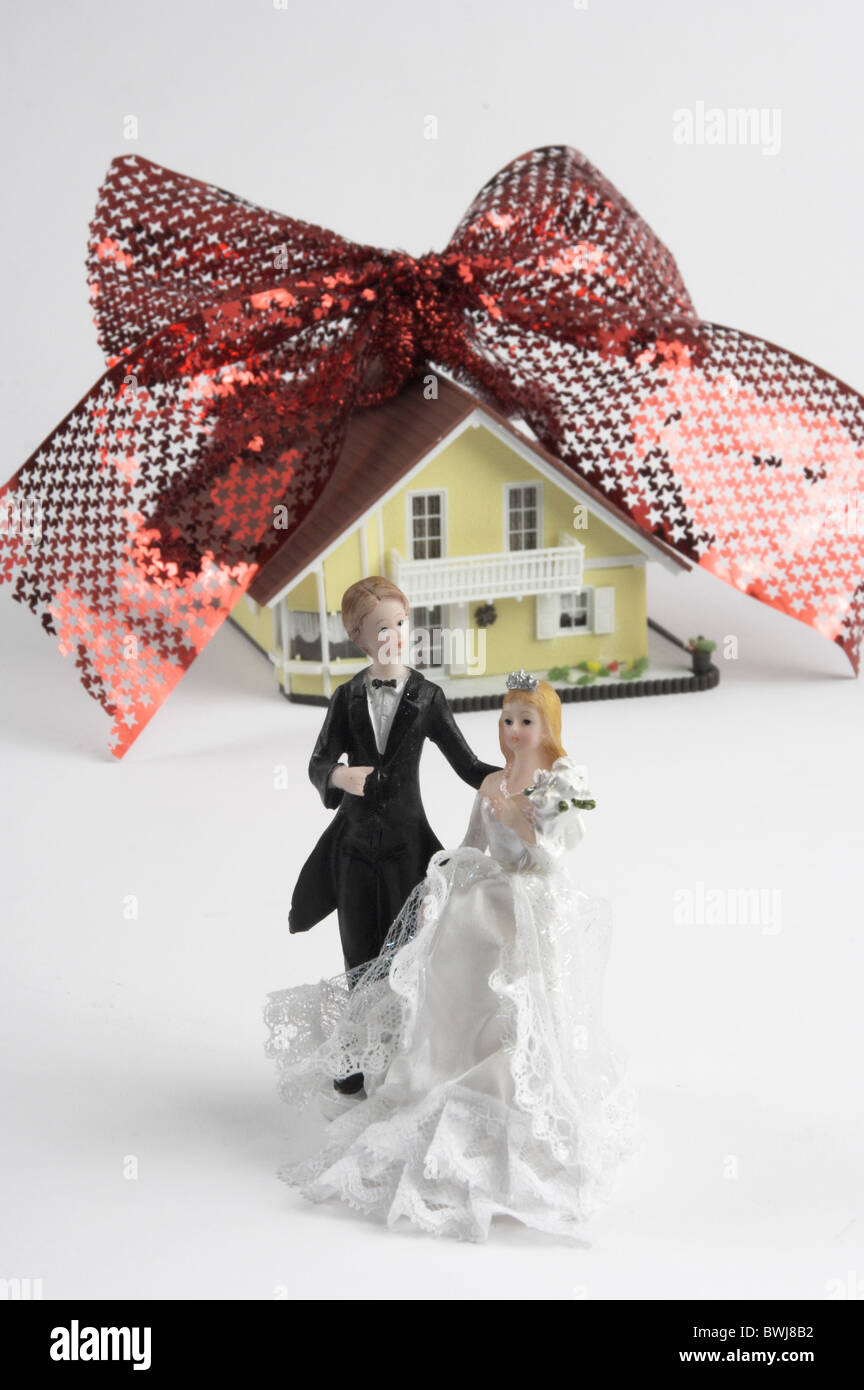 Matrimonio matrimonio matrimonio confronto coppia sposata figure giovane casa home casa propria casa unifamiliare pre Foto Stock