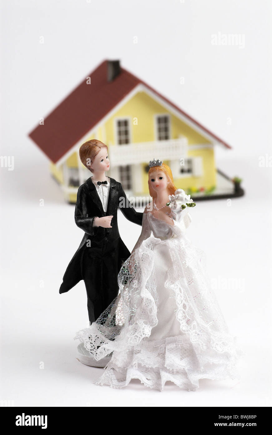Il matrimonio matrimonio coppia sposata figure giovane casa home casa propria casa unifamiliare futuro vivendo rea Foto Stock