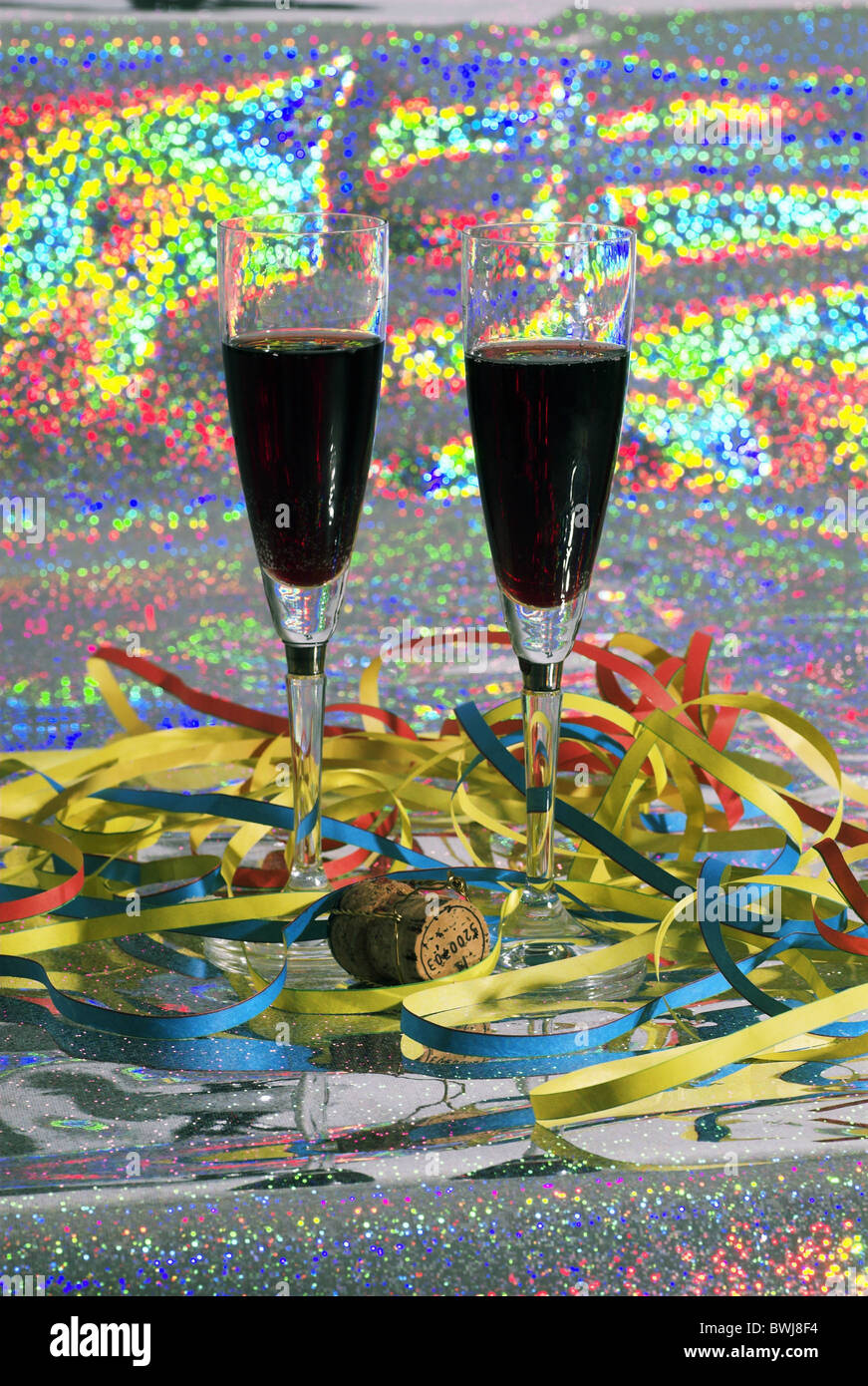 Bicchieri da champagne vino celebrazione di inciampo celebrazioni streamers decorazione adornment Veglione Foto Stock