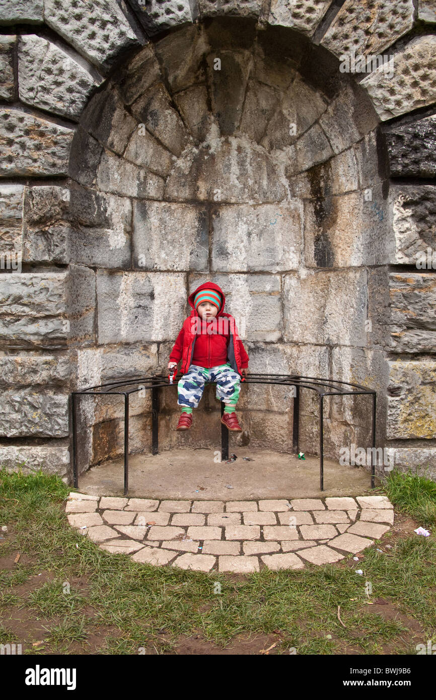 Ragazzo giovane 19 mesi Totnes Devon, Inghilterra, Regno Unito Foto Stock