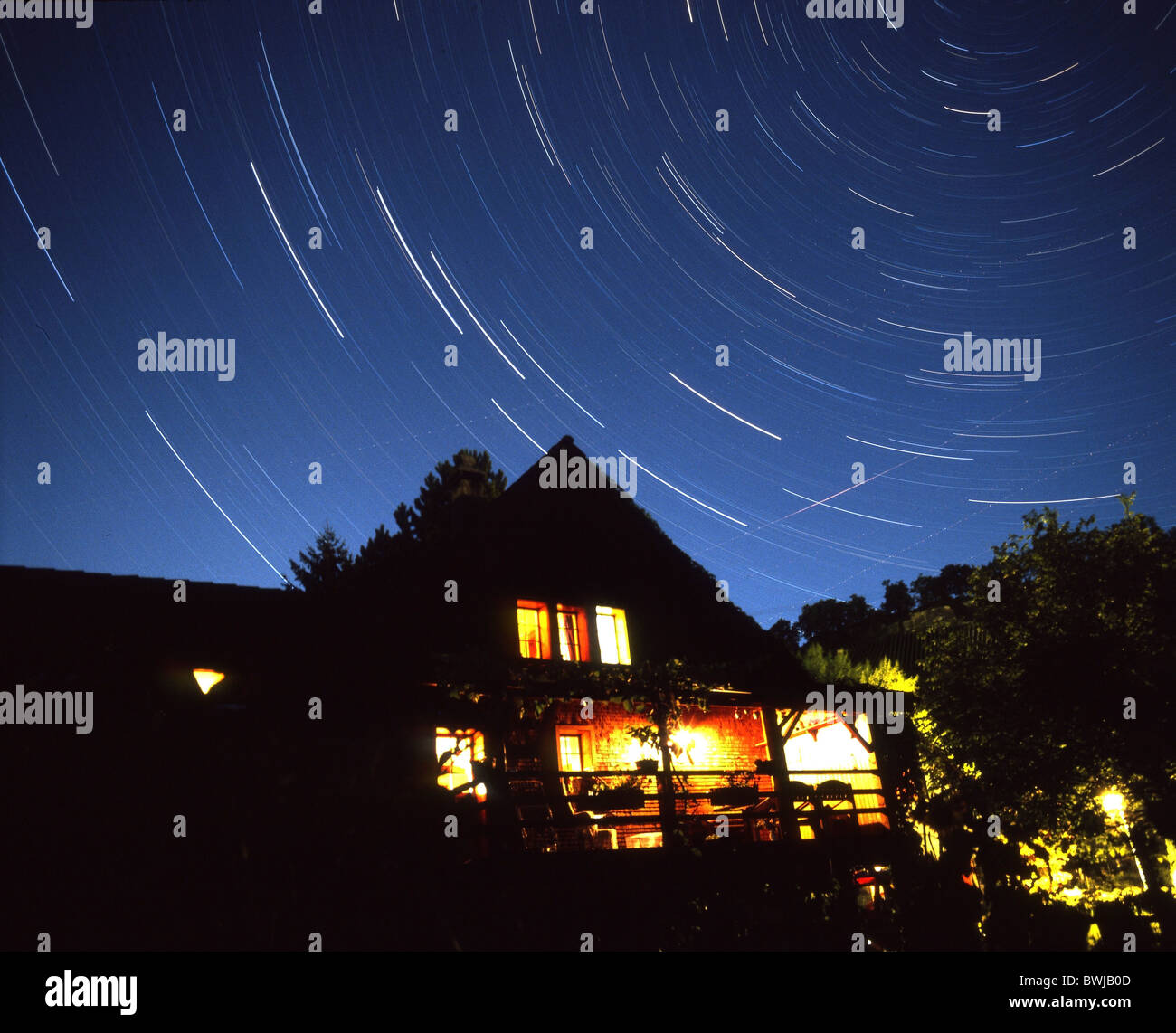 Stella stella del cielo le vie di esposizione tempo casa stelle illuminata notte cielo cielo di notte notte Foto Stock